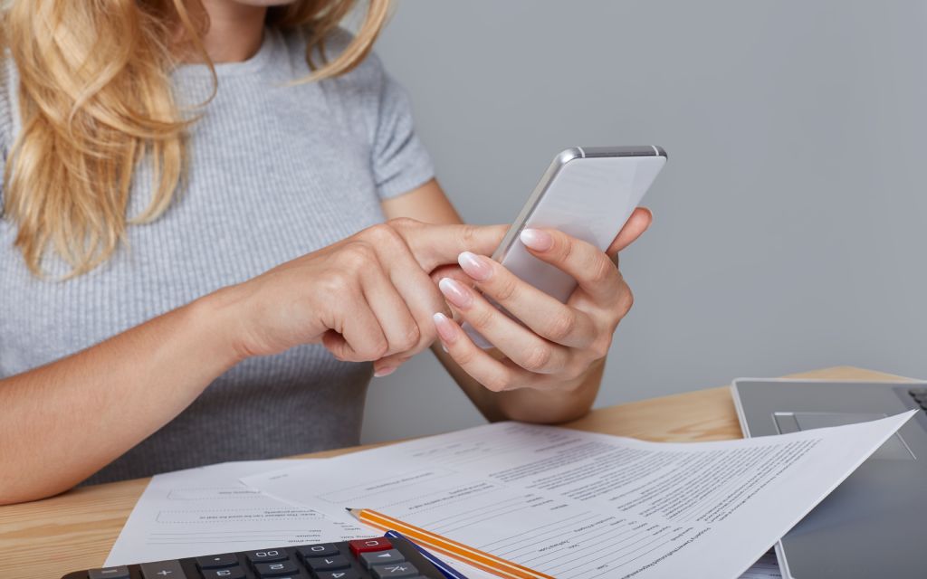 En este momento estás viendo ¿Puede la empresa obligarme a fichar en el trabajo con el móvil?
