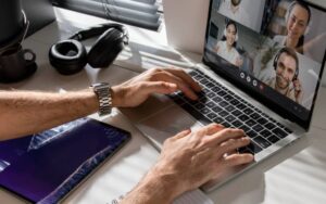 Lee más sobre el artículo Control horario en el trabajo en remoto ¿Cómo gestionarlo de forma efectiva?